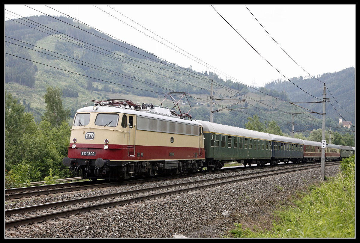 E10 1309 mit Sonderzug zwischen Bruck/mur und Niklasdorf am 2.07.2019.