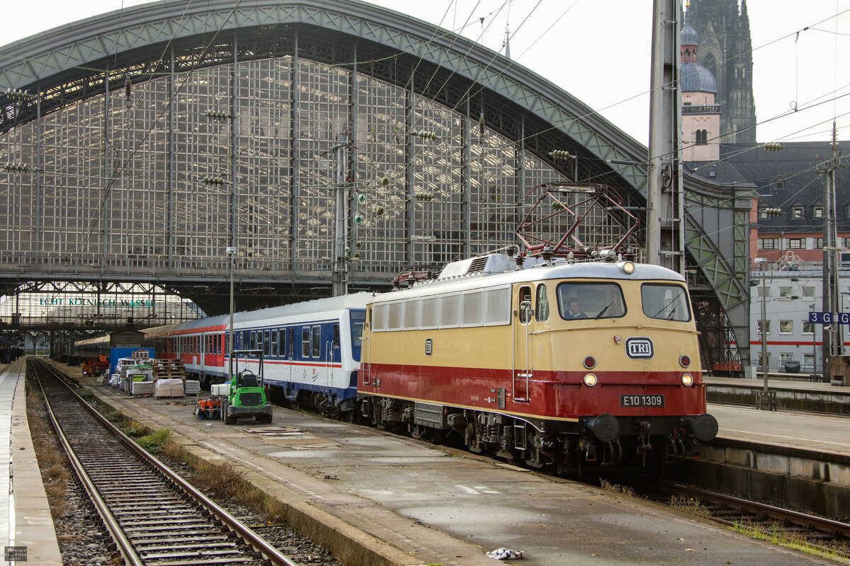 E10 1309 TRI mit Fußballsonderzug nach Bielefeld in Köln Hbf, Oktober 2021.