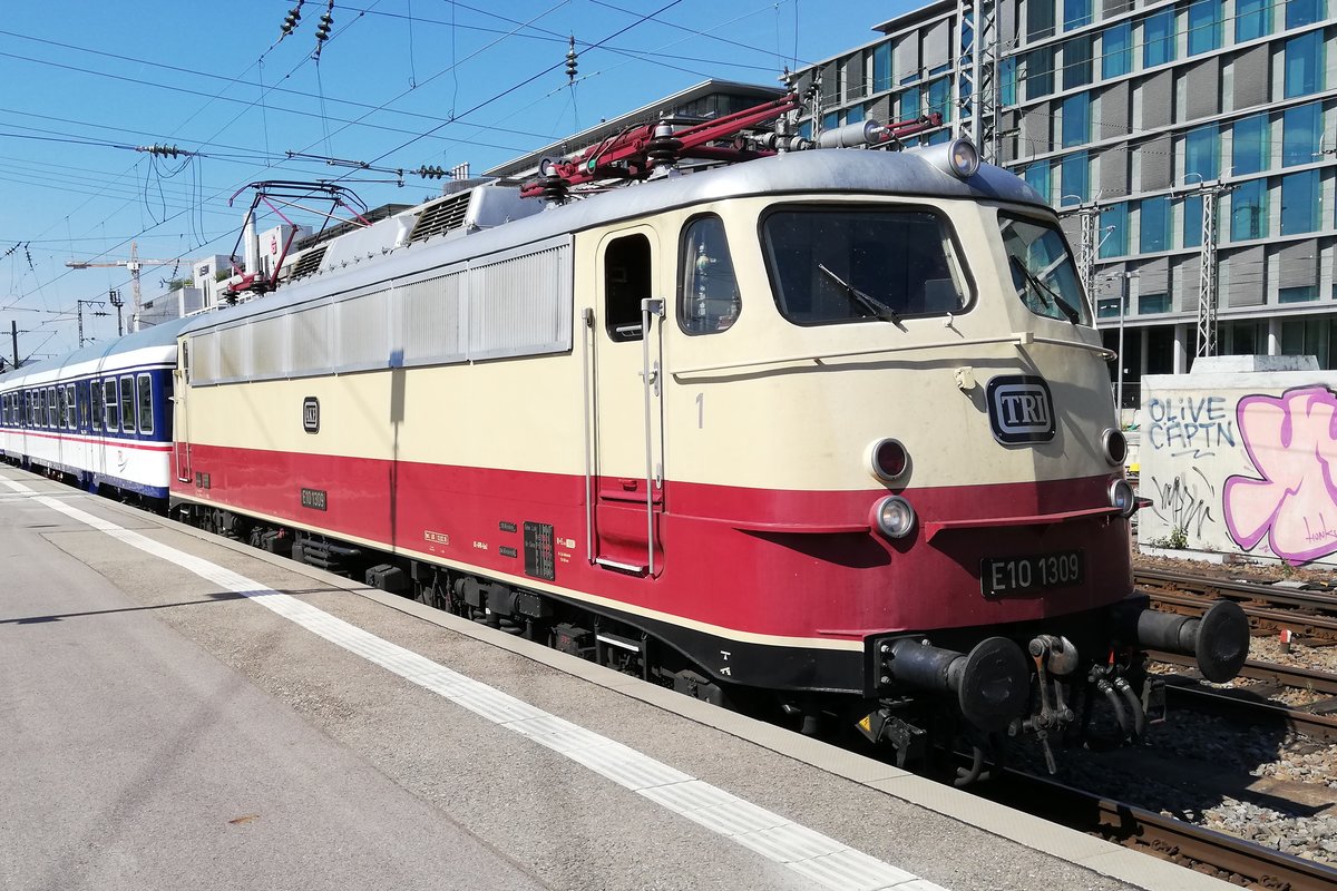 E10 1309 von TRI nach Umfahren einer n-Wagen-Gruppe. Aufgenommen am 14.07.2020 in Stuttgart Hbf. 