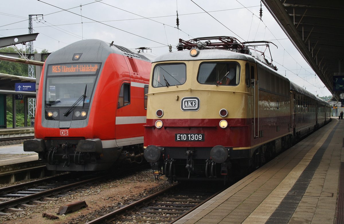 E10 1309 trifft am 12.8.2017 mit dem AKE50 von Köln Hauptbahnhof im Rostocker Hauptbahnhof auf den RE5 (RE4361) nach Wünsdorf-Waldstadt. 