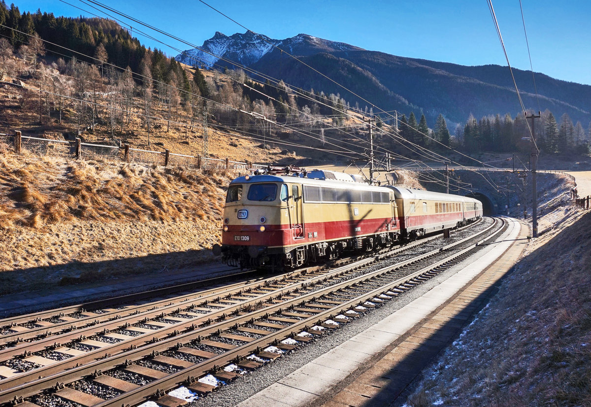 E10 1309 verlässt mit dem AKE-Rheingold, auf der Fahrt von Pörtschach am Wörthersee nach Köln Hbf, den Kaponig-Tunnel bei Mallnitz-Obervellach.
Aufgenommen am 2.1.2017.