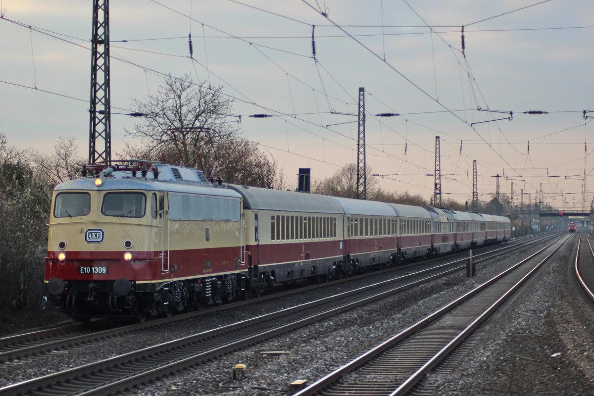 E10 1309 zieht mit ihren AKE-Rheingold von Köln nach Hamburg am S-Bahn Haltepunkt Disburg-Rahm vorbei.
16.3.2016