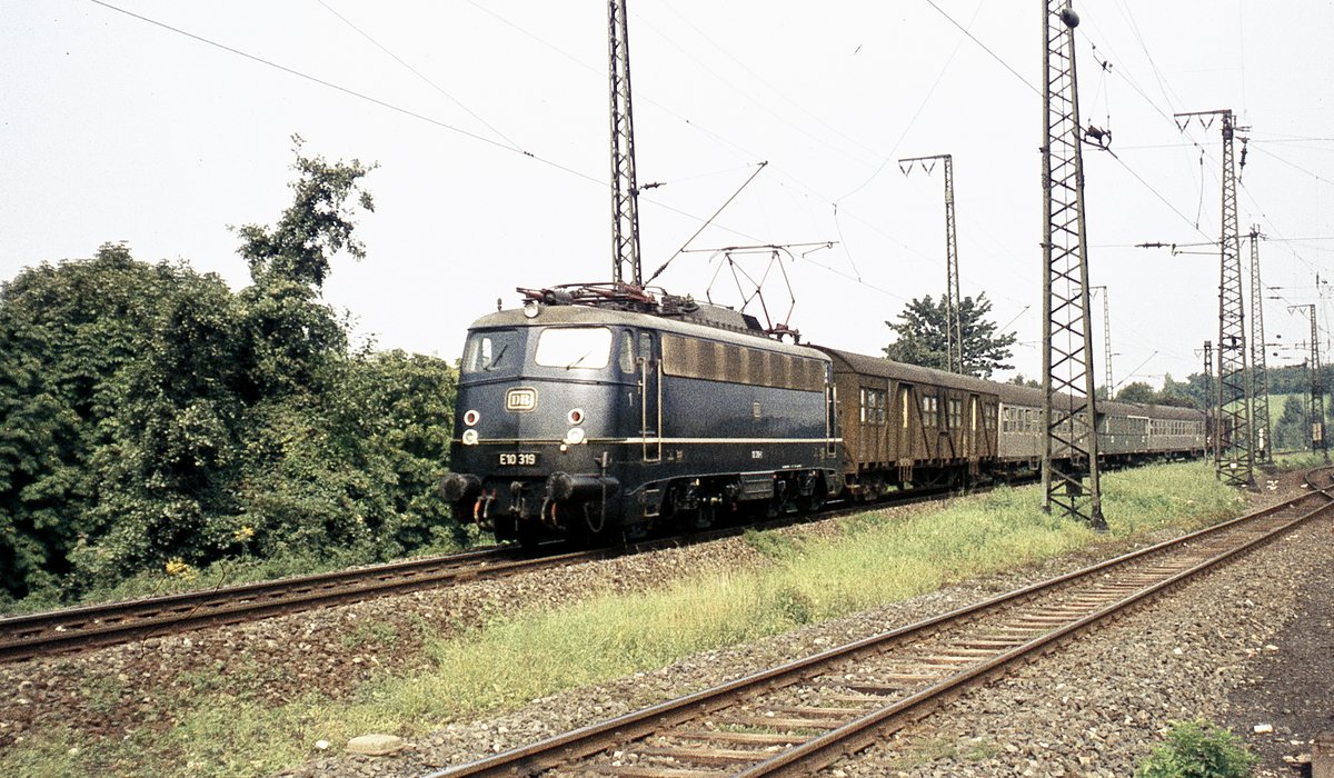 E10 319  mit Eilzug   Köln-