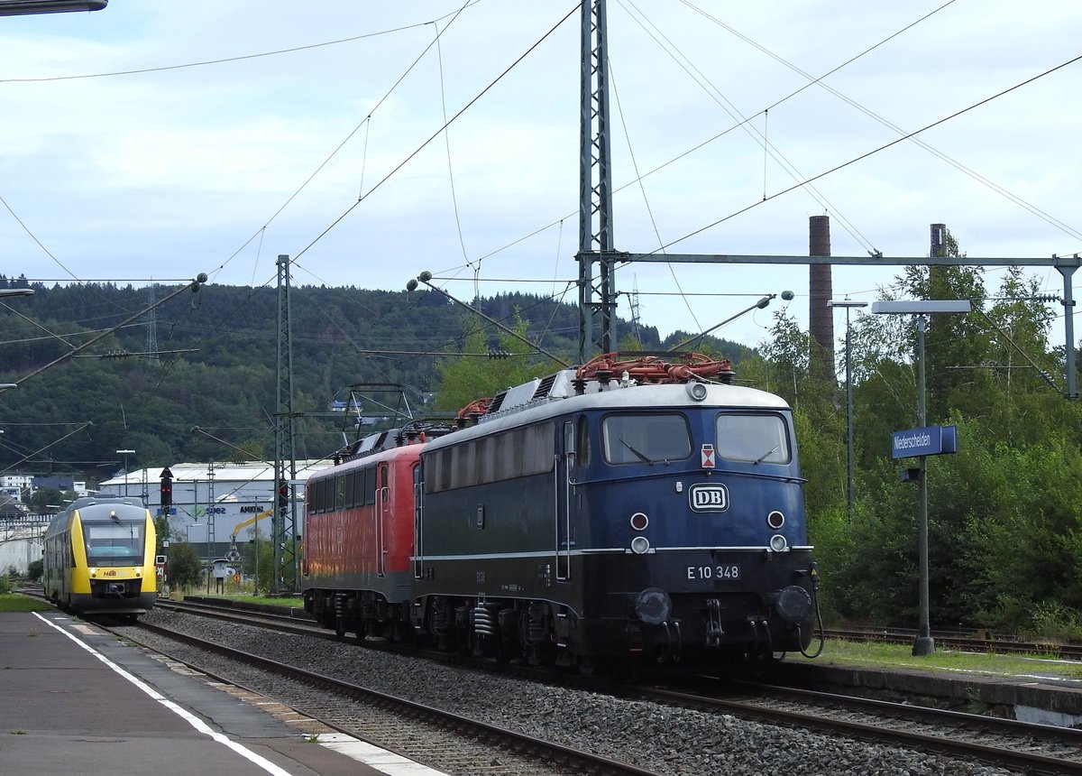 E10 348-DB MIT SCHLEPPLOK 115 114-1 UND HLB-LINT AUF DER SIEGSTRECKE
Nach der fast schon üblichen Verspätung,diesmal fast 20 Min.  aufgrund technischer 
Probleme ,konnte ich am 8.8.2019 den ankommenden LINT aus BAD BERLEBURG mit den
beiden E-Oldies in Fahrtrichtung SIEGEN im Haltepunkt NIEDERSCHELDEN wenigstens
zusammen aufs Bild kriegen....