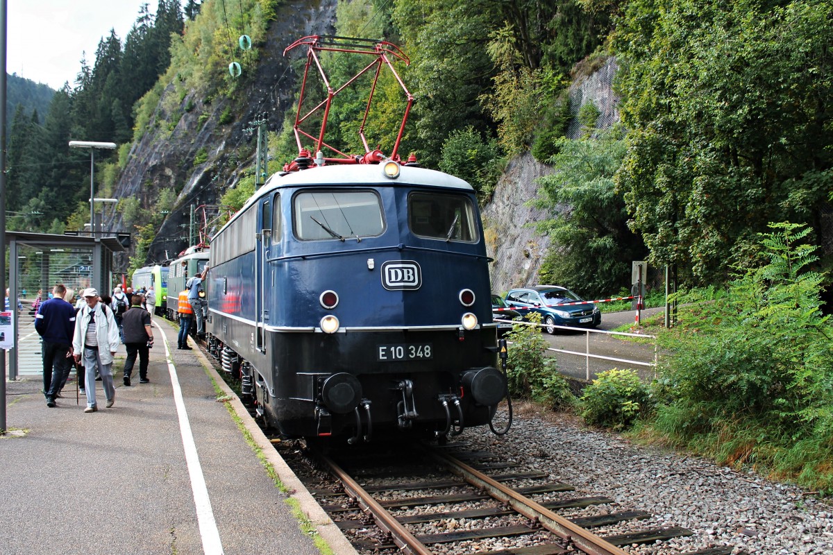 E10 348 vom DB Museums am 13.09.2014 bei den Tirberger Bahnhofstagen im Bahnhof von Triberg und zwigt sich dem Publikum.