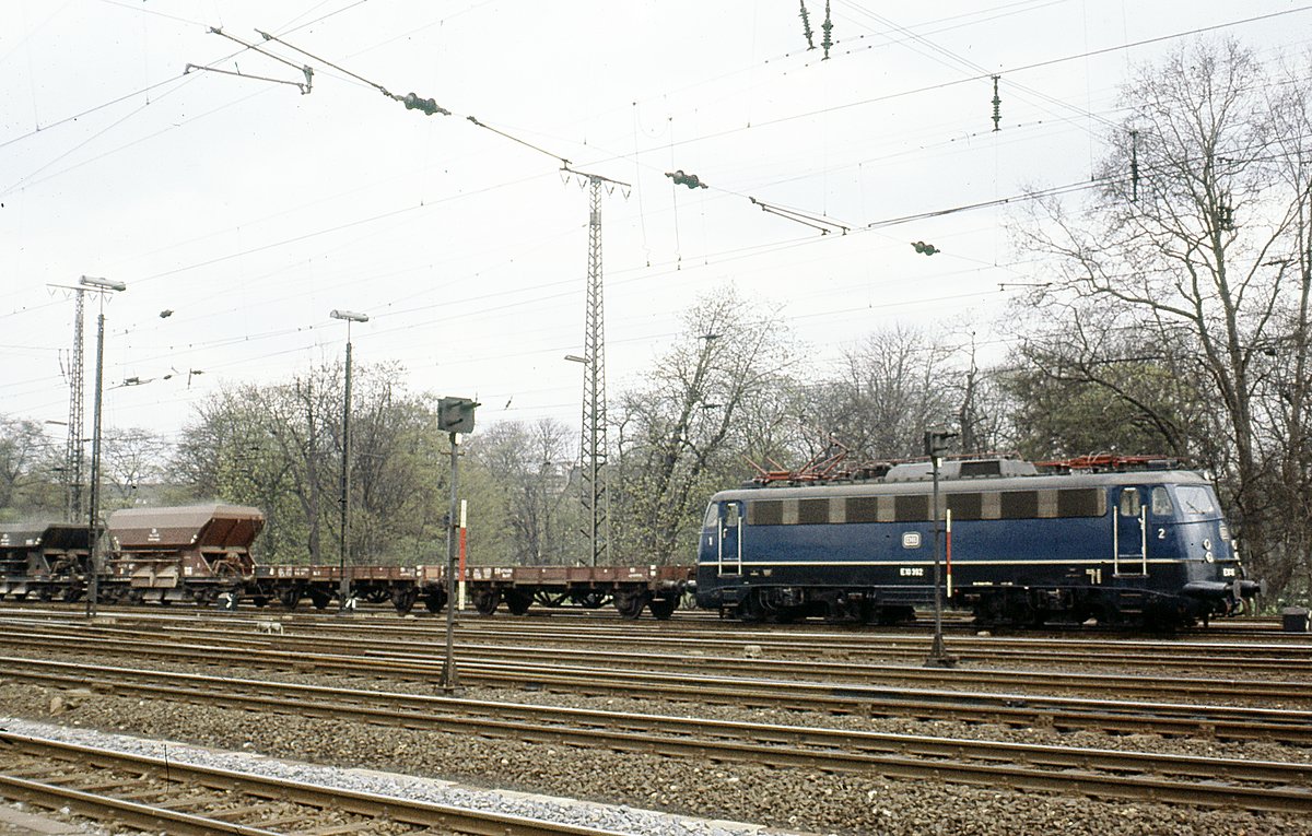 E10 392   mit 4 Güterwagen  Köln