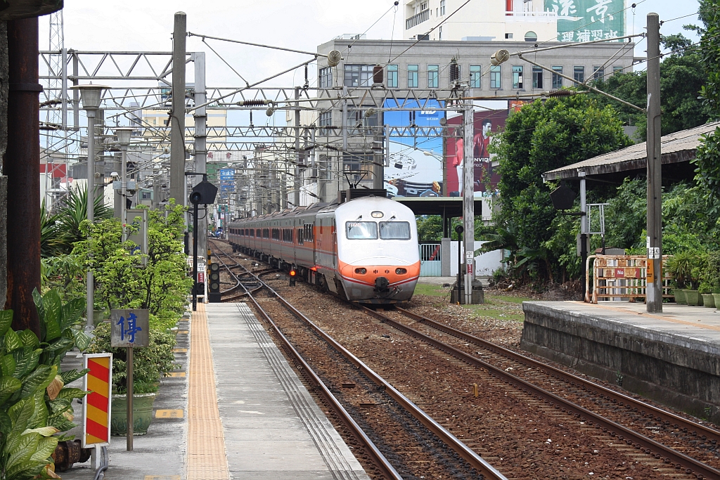 E1020 fährt am 07.Juni 2014 in die Tainan Station ein.