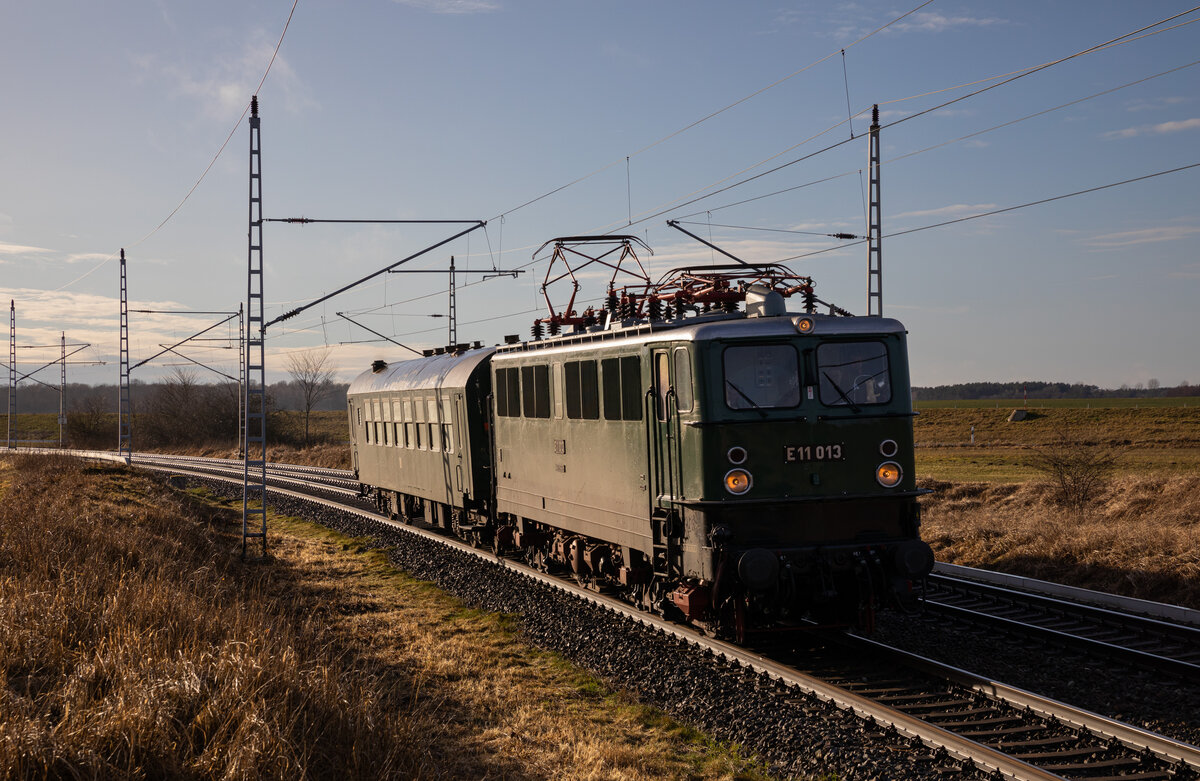 E11 013 am 18.02.2023 bei Samtens.
