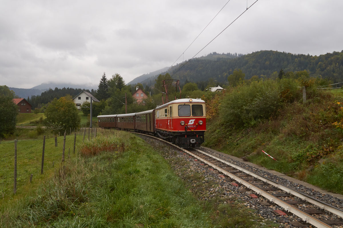 E14 der NÖVOG (als 1099.014 der ÖBB) war am 29.09.2021 mit einem Personenzug unterwegs nach Mariazell. Hier verließ der Zug gerade den Bahnhof Wienerbruck-Josefsberg verlassen und  die Fahrtrichtung um 180° geändert. 