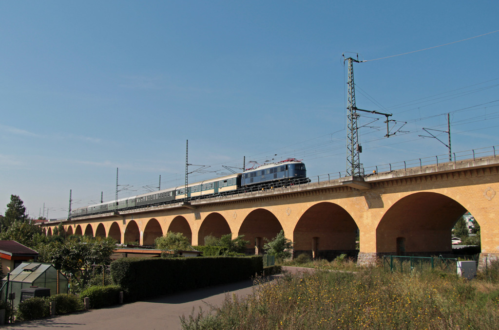 E18 047 ist am 24.08.2013 mit dem Sonderzug  Elbflorenz  der Eisenbahnfreunde Treysa auf dem Weg nach Dresden. Hier passiert der Zug am Vormittag den Wahrener Viadukt in Leipzig.