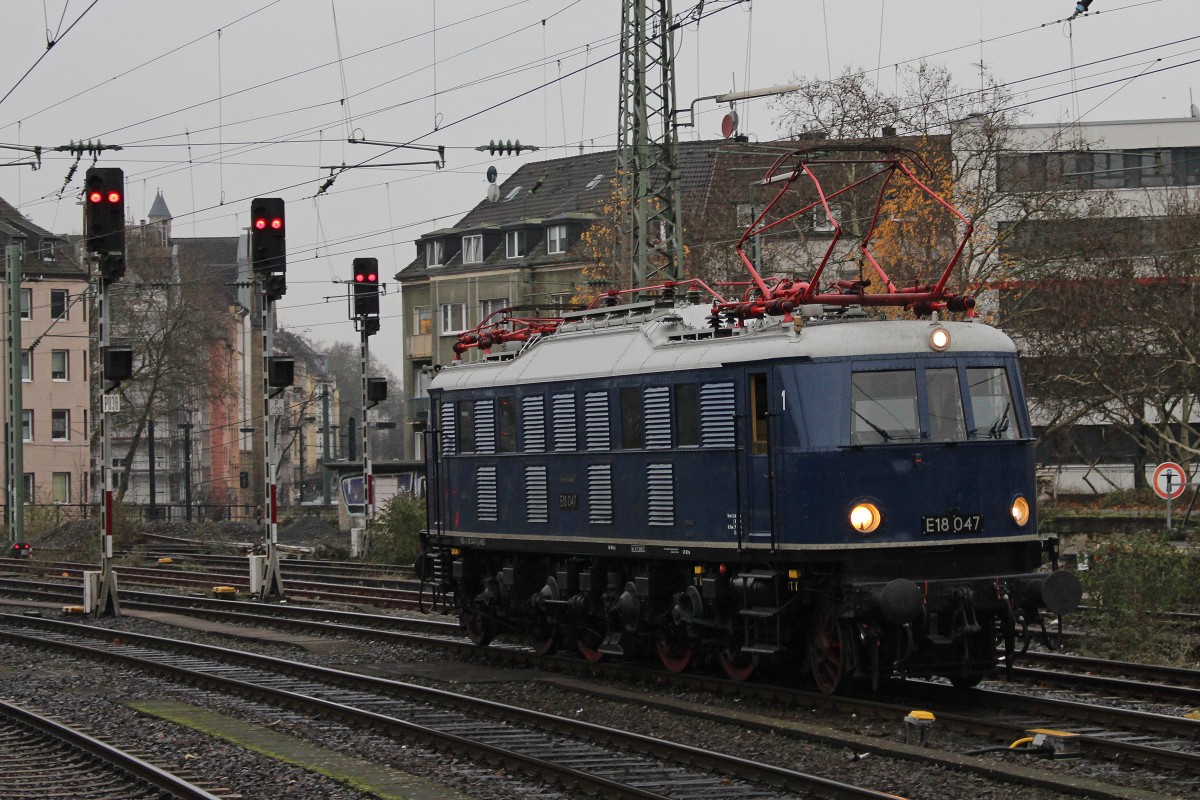 E18 047 am 6.12.13 beim umsetzen in Düsseldorf Hbf.