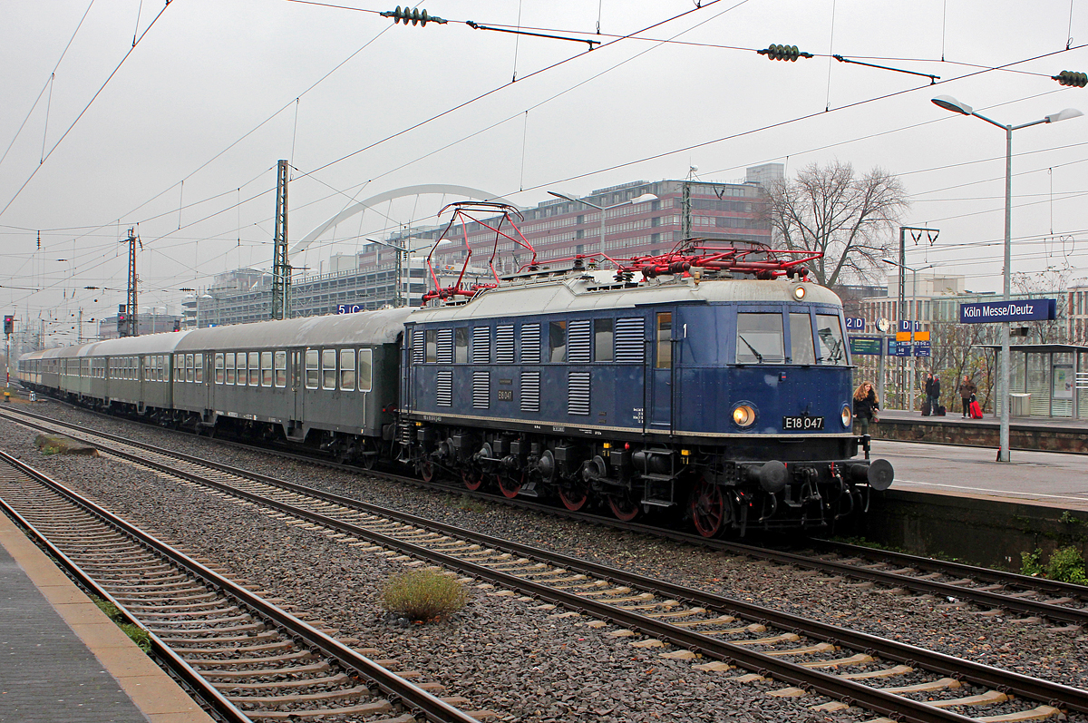 E18 047 mit einem Sonderzug aus Treysa in Köln Messe/Deutz am 14.12.2013