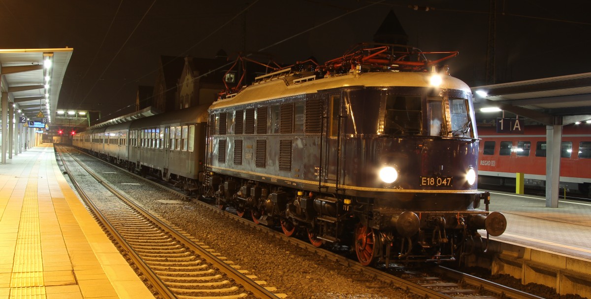E18 047 mit ihrem Sonderzug nach Erfurt/Leipzig am 06.12.2014 im Bahnhof Gießen.