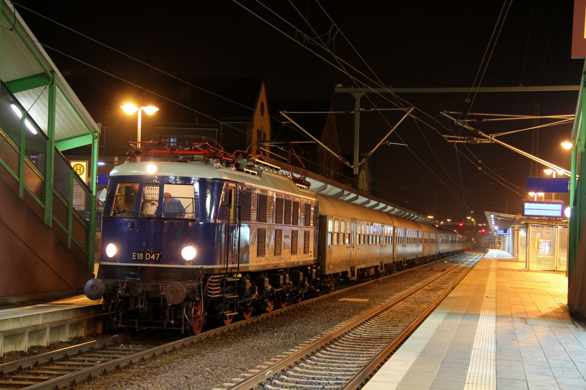 E18 047 mit ihrem Sonderzug nach Erfurt/Leipzig am 06.12.2014 im Bahnhof Gießen.