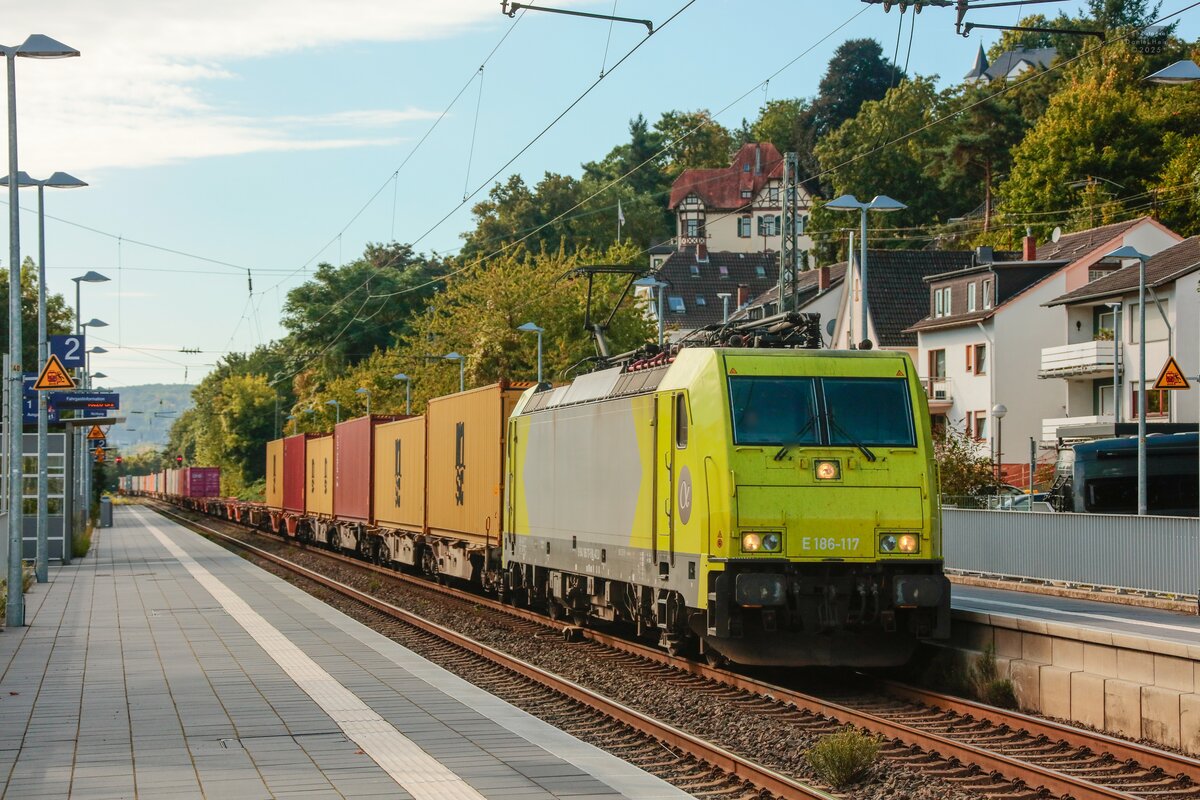 E186 117 Alpha Trains mit Containerzug in Oberwinter, August 2025.