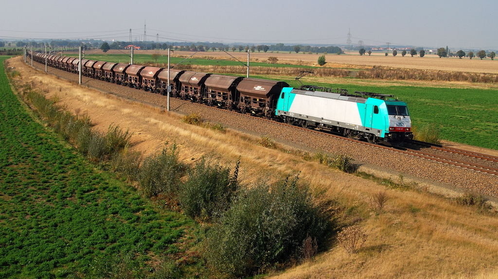 E186 127 (ITL) mit Güterzug bei Priestewitz 08.10.2013)