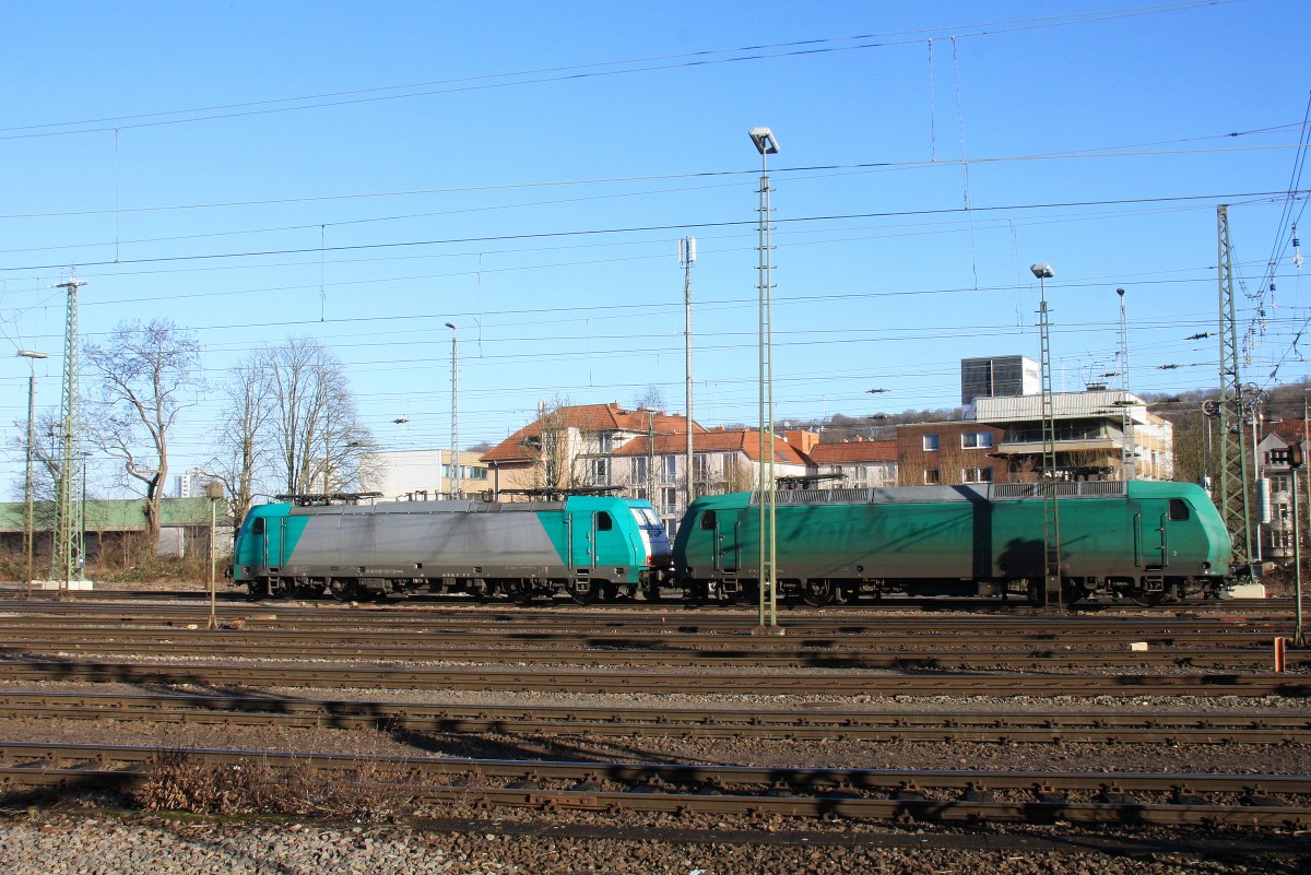 E186 132 und 145 CL-005 beide von Crossrail Stehen auf dem abstellgleis in Aachen-West.
Aufgenommen vom Bahnsteig in Aachen-West bei schöner Wintersonne am 2.2.2014.
