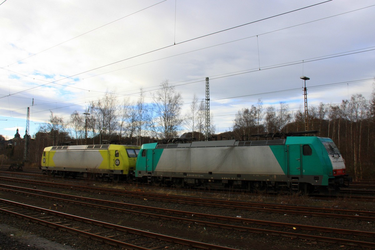 E186 132 von Crossrail und 145 CL-031 von Alpha Trains stehen abgestellt im Bahnhof  Herzogenrath bei Sonne und Wolken am 27.12.2013.