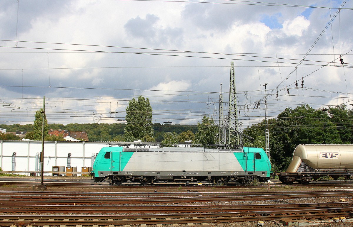 E186 132 von Crossrail kommt aus Richtung Köln,Aachen-Hbf,Aachen-Schanz, mit einem langen Silozug aus Augsburg(D) nach Herentals(B) und fährt in Aachen-West ein. Aufgenommen vom Bahnsteig in Aachen-West bei Sonne und Gewitterwolken am Nachmittag vom 23.8.2014. 
