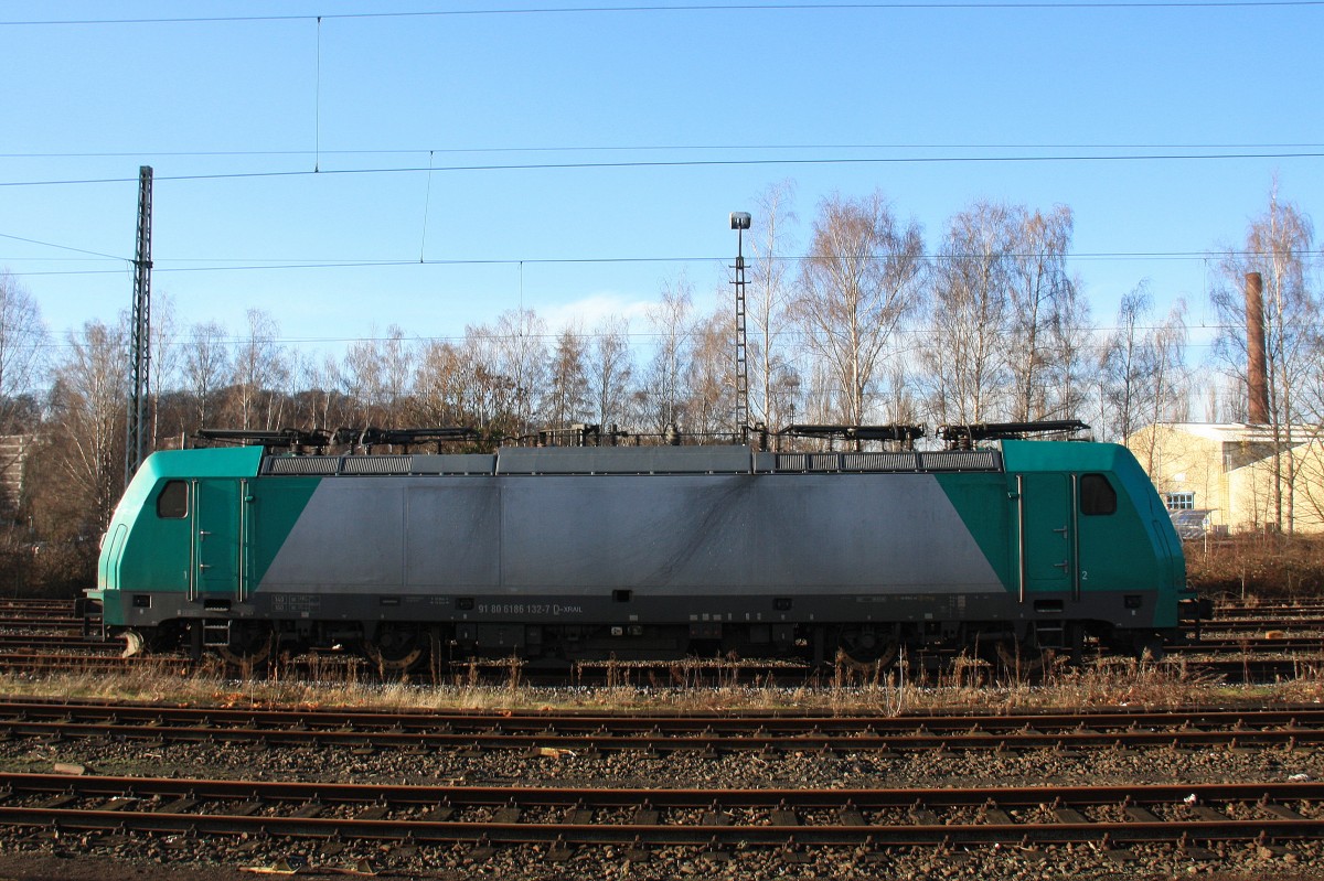 E186 132 von Crossrail steht abgestellt im Bahnhof Herzogenrath bei Sonne am 28.12.2013.