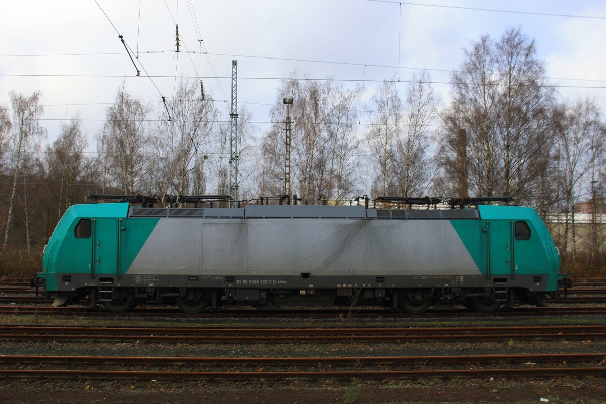 E186 132 von Crossrail steht in Herzogenrath bei Sonne und Wolken am 14.12.2013.