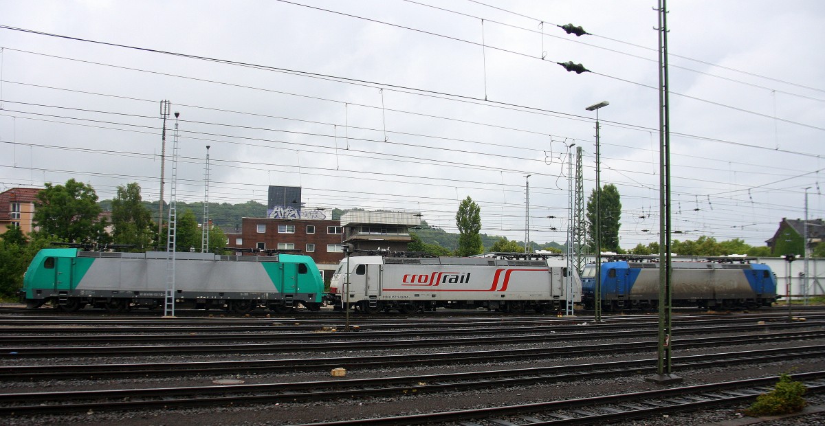 E186 132,185 579-0  Adriana ,185 536-0 alle drei von Crossrail stehen abstellgleis in Aachen-West. Aufgenommen vom Bahnsteig in Aachen-West bei Regenwetter am Nachmittag vom 28.6.2014. 