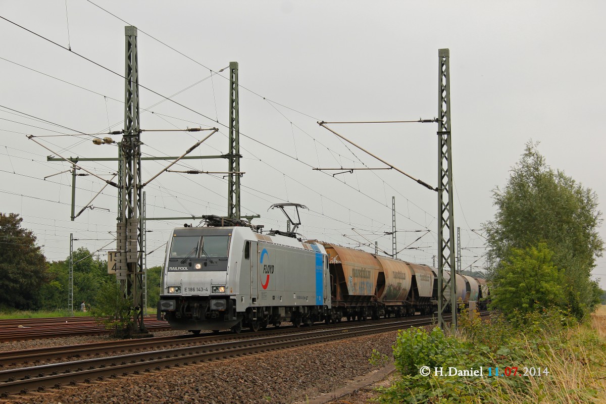 E186 143-4  Floyd  mit einem Getreidezug in K�ln Porz Wahn, Juli 2014.