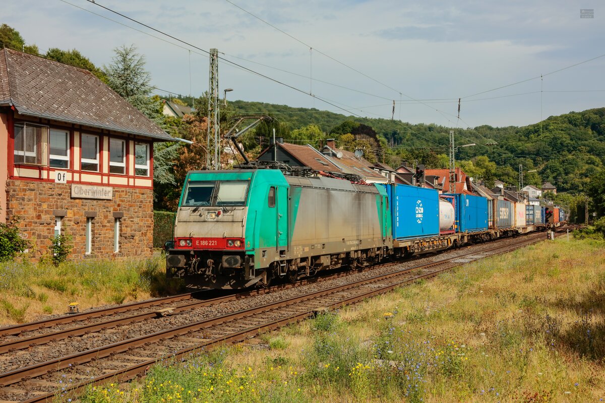 E186 221 mit Containerzug in Oberwinter, Juli 2025.