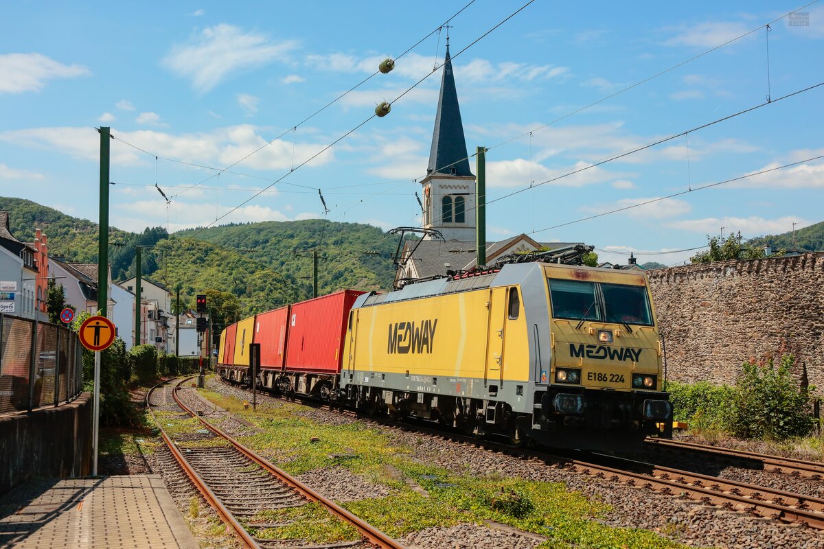 E186 224 MEDWAY mit Containerzug in Boppard, Juli 2025.