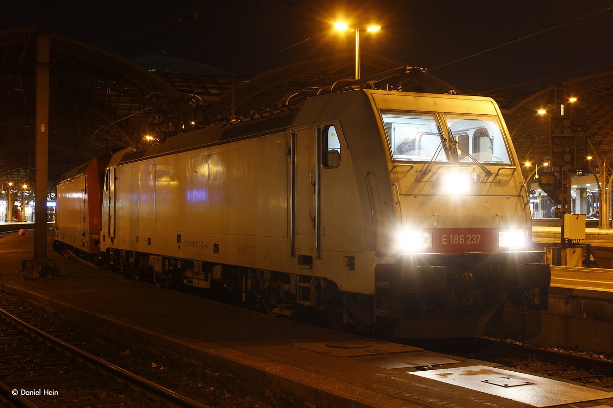 E186 237 mit CNL von M�nchen nach Amsterdam in K�ln Hbf, Dezember 2016.