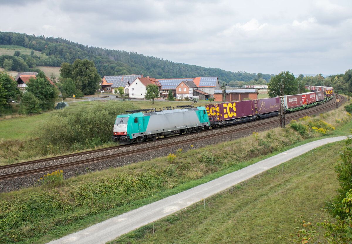 E186 245-7 ist am 31.08.2022 mit einem Containerzug in Hermannspiegel unterwegs.