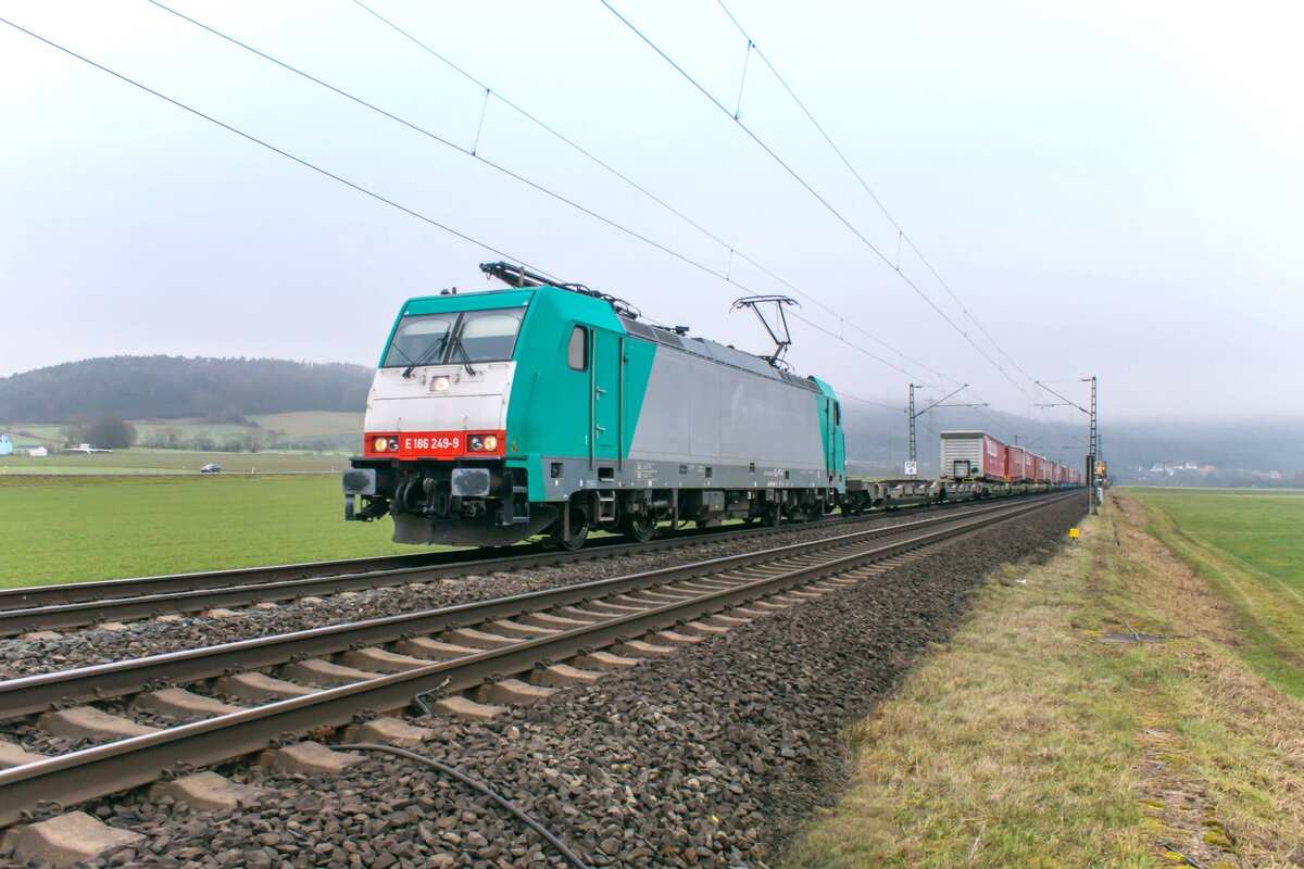 E186 249-9 (270 006-7 PL) ist mit einem Aufliegerzug am 15.02.2023 bei Reilos in Richtung Süden unterwegs.