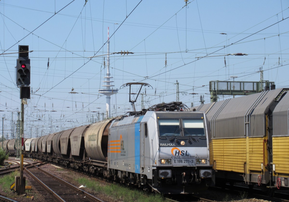 E186 271-3 von Railpool/HSL zieht am 03.August 2015 einen Getreidezug durch den Bremer Hauptbahnhof.