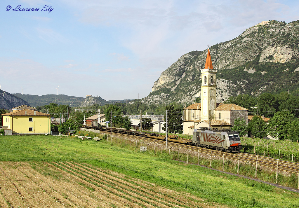 E186 284 passes Dolce whilst working a northbound freight train believed to be TEC40558, 21 May 2013