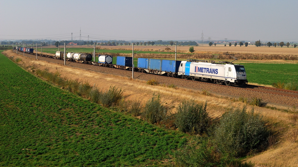 E186 291 (Metrans) mit Güterzug bei Priestewitz 08.10.2013)