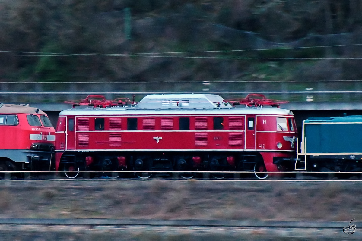 E19 12 im Sandwich zwischen 218 217 und 212 372-7. (Remagen, April 2021)