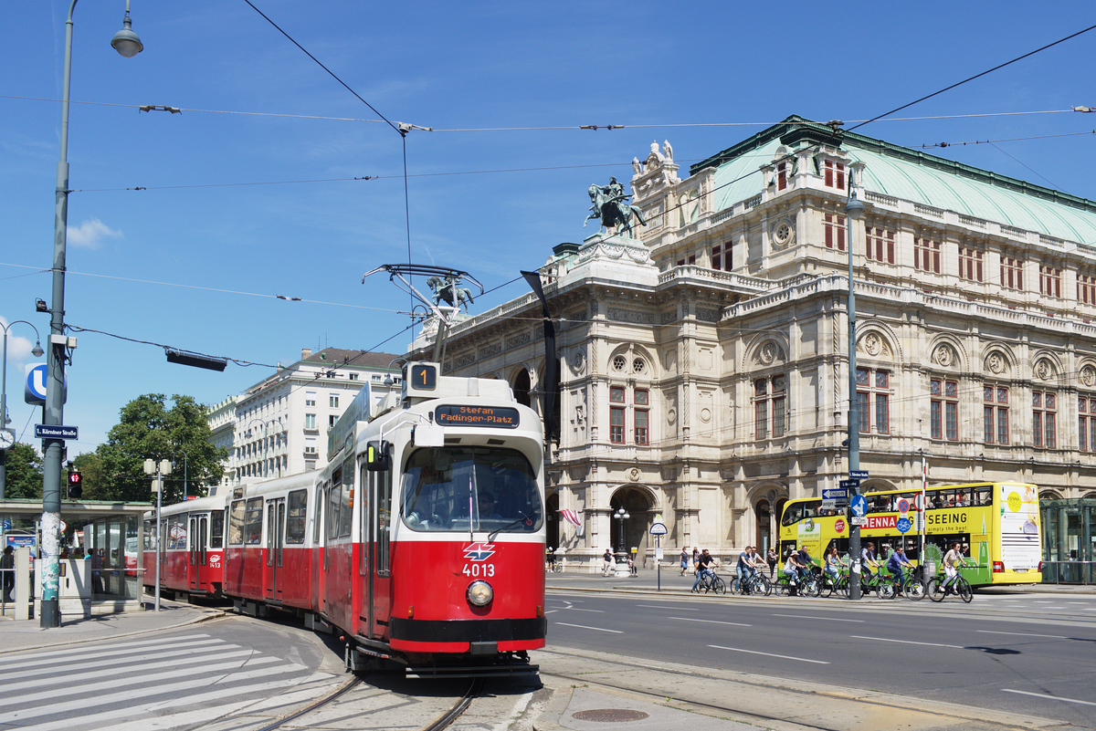 E2 4013 mit c5 1413 auf der Linie 1 beim Einbiegen in die Kärntner Straße, 28.06.2016