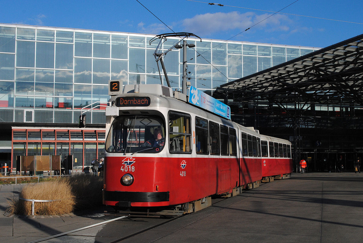 E2 4018 + c5 1418 als umgeleiteter Zug der Linie 2 am Praterstern. (21.03.2018)