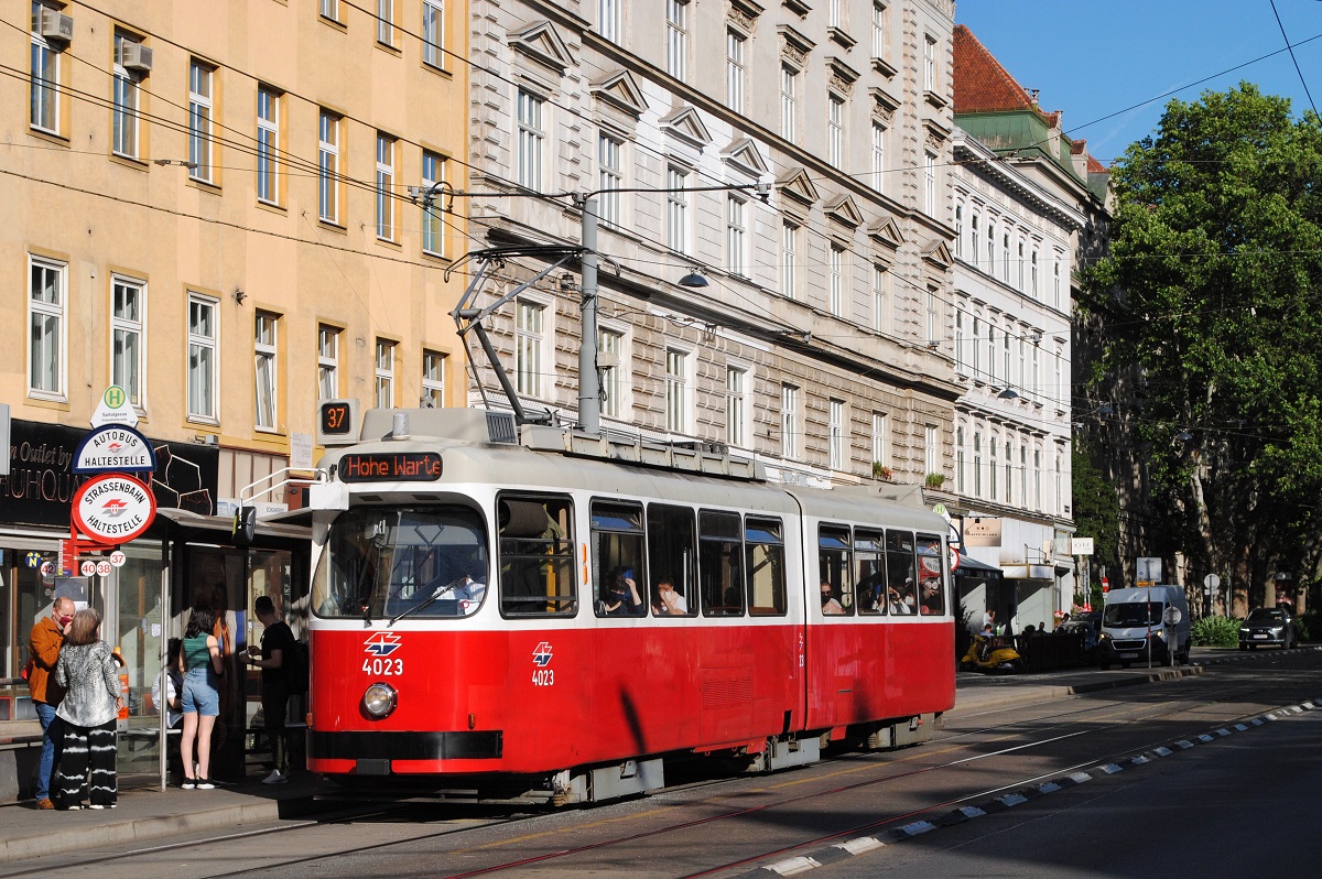 E2 4023 in der Währinger Straße an der Haltestelle Spitalgasse. (27.05.2022)