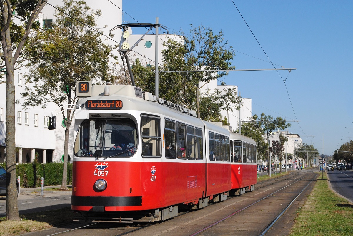 E2 4057 + c5 1457 in der Brünner Straße kurz vor der Haltestelle Hanreitergasse. (25.10.2021)