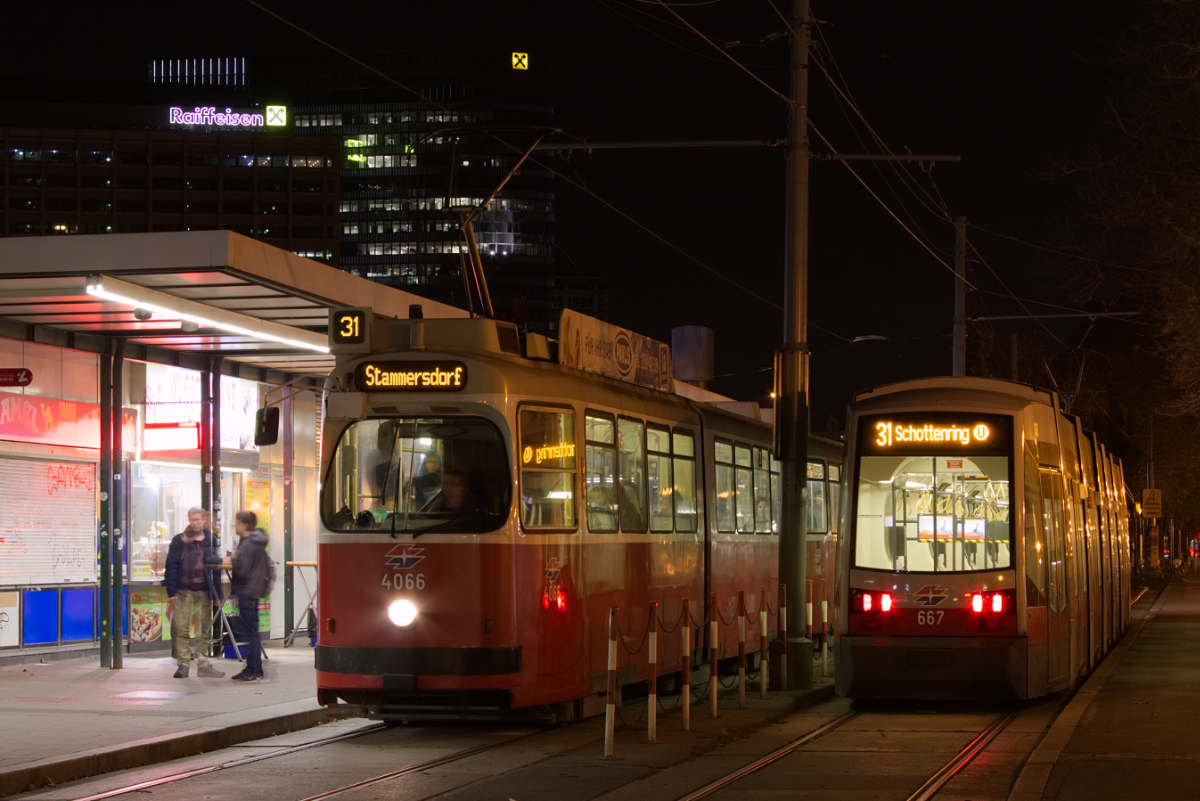 E2 4066 mit c5 1466 und B 667 auf der Linie 31 in der End- und Anfangshaltestelle Schottenring, 04.11.2017