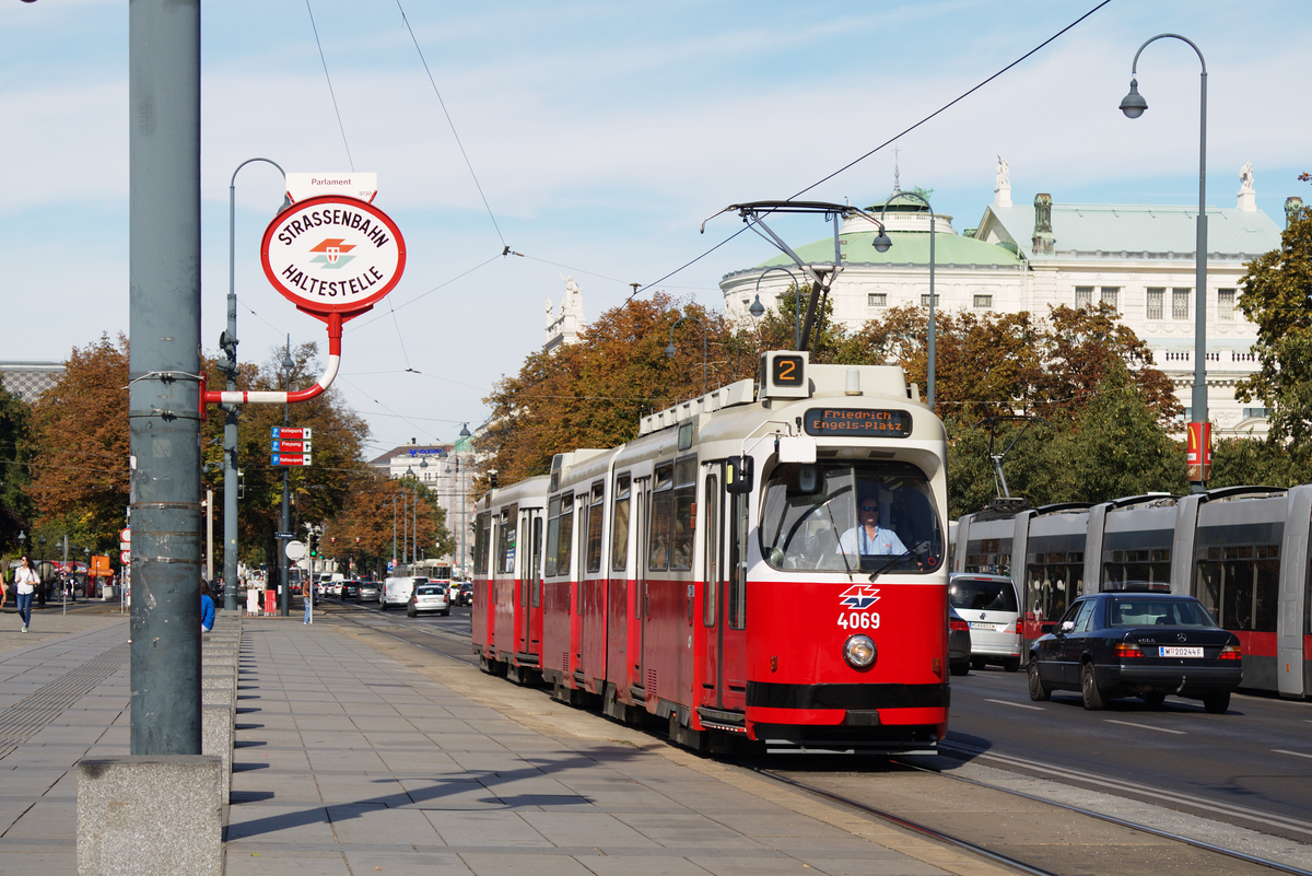 E2 4069 mit einem c5 auf der Linie 2 vor dem Parlament, 29.09.2016