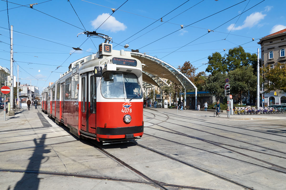 E2 4078 der Wiener Linien mit einem passenden Beiwagen verließ am 04.10.2018 gerade die Haltestelle Urban-Loritz-Platz als Linie 18 in Richtung Schlachthausgasse. 