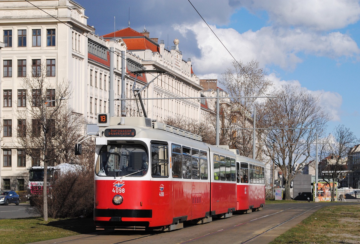 E2 4098 + c5 1498, Linke Wienzeile zwischen den Haltestellen Magaretengürtel und Gumpendorfer Straße. (12.03.2021)