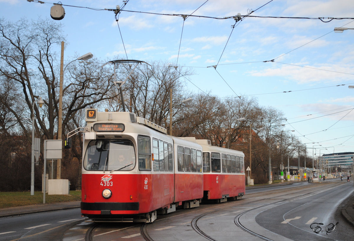 E2 4303 + c5 1503 biegen aus der Favoritenstraße in die Haltestelle Rotneusiedl ein.(08.02.2014)