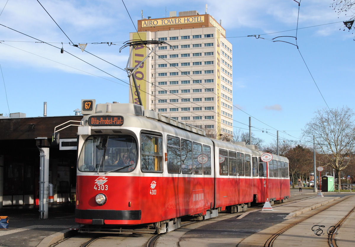 E2 4303 + c5 1503 warten in der Endstelle Kurzentrum Oberlaa - Therme Wien ihre Ausgleichszeit ab.Wegen der Bauarbeiten zur Verlängerung der U-Bahnlinie U1 wird die Linie 67 ab März 2014 zwischen Alaudagasse und Kurzentrum Oberlaa eingestellt werden.(08.02.2014)