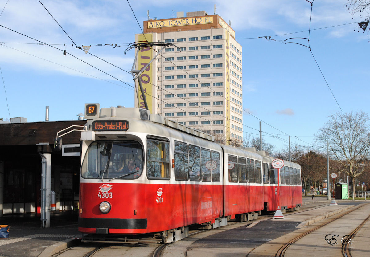 E2 4303 + c5 1503 warten in der Endstelle Kurzentrum Oberlaa - Therme Wien ihre Ausgleichszeit ab.Wegen der Bauarbeiten zur Verlängerung der U-Bahnlinie U1 wird die Linie 67 ab März 2014 zwischen Alaudagasse und Kurzentrum Oberlaa eingestellt werden.(08.02.2014)