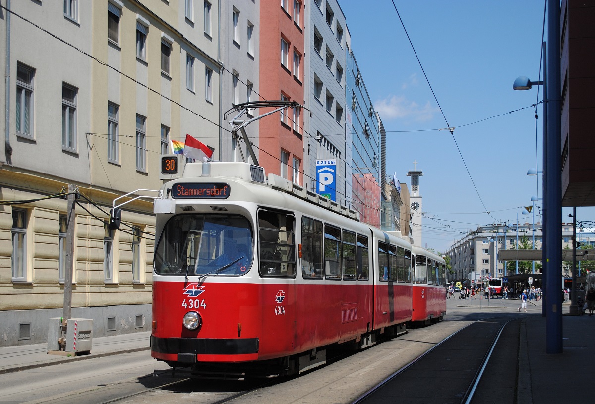 E2 4304 + c5 1504 in der Schöpfleuthnergasse beim Befahren der Häuserblockschleife Floridsdorf S/U-Bahn. (04.06.2021)
