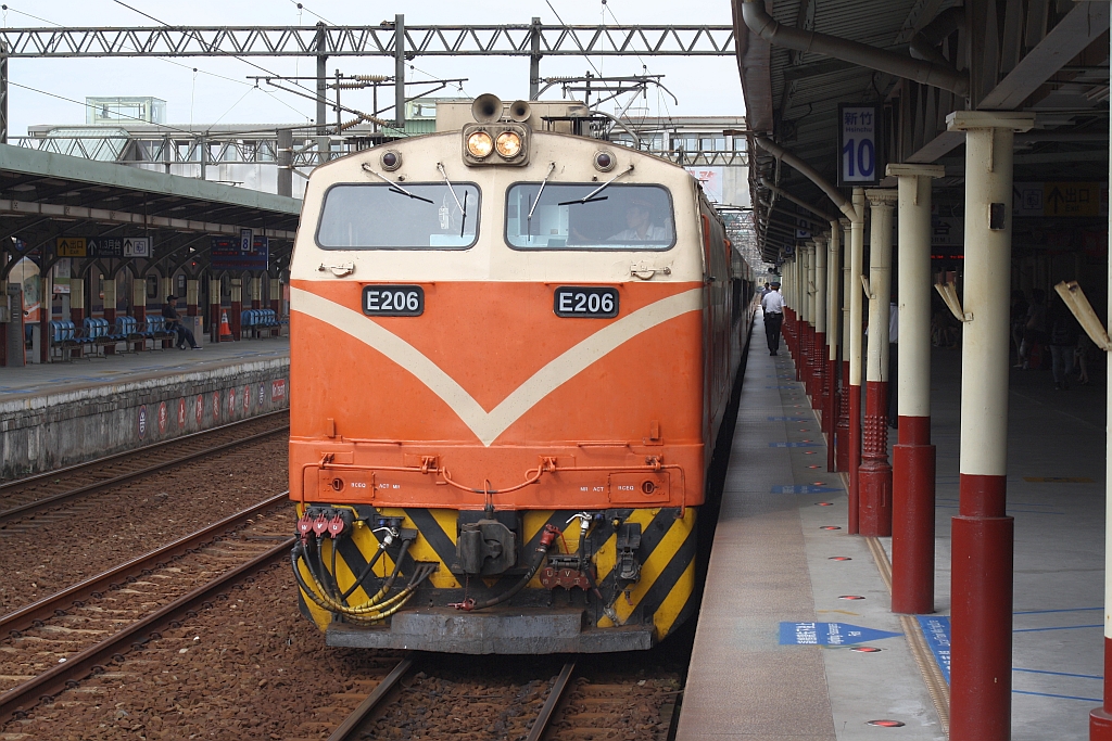E206 am 02.Juni 2014 in Hsinchu Station.