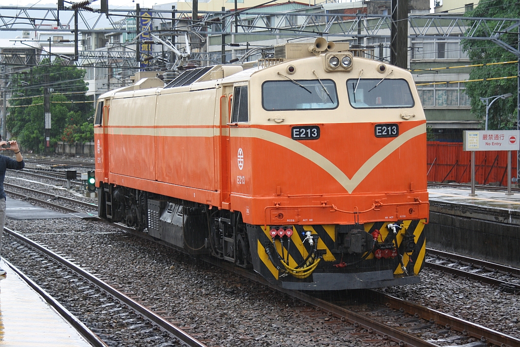 E213 am 07.Juni 2014 in der Kaohsiung Station.